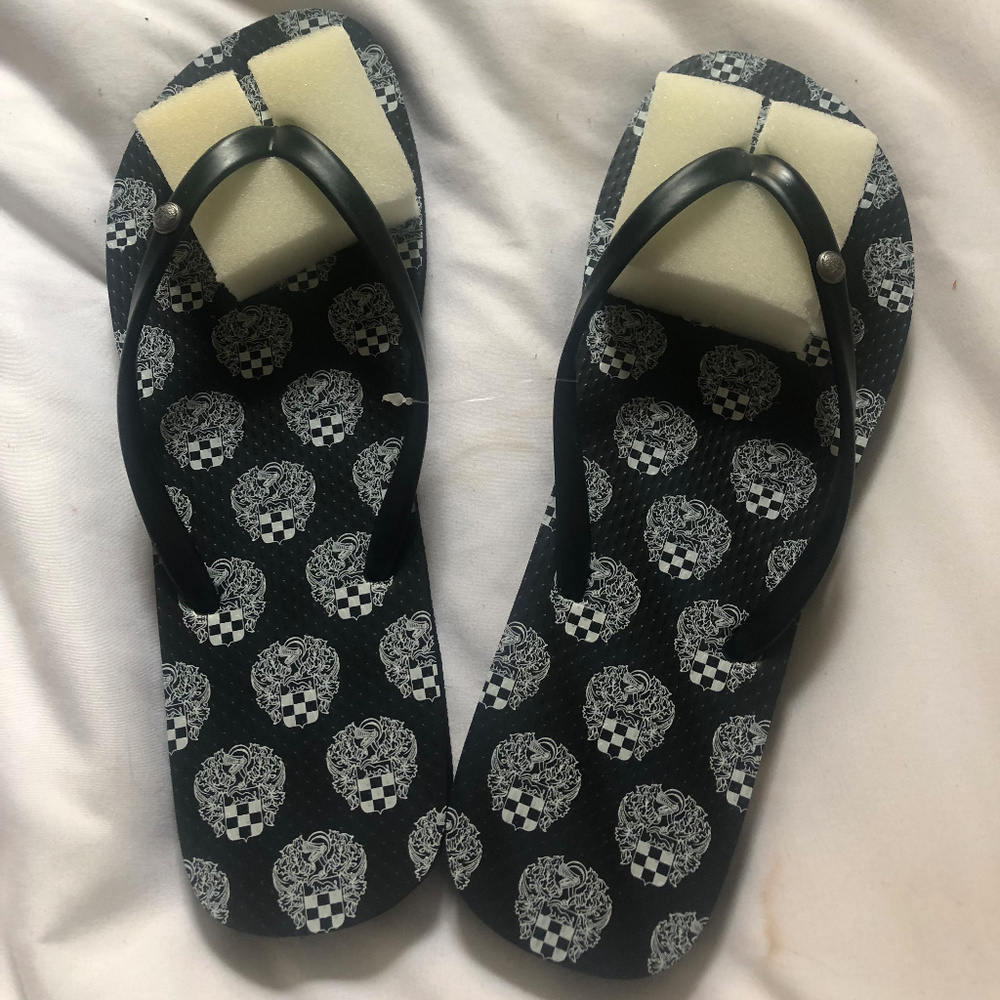 Vince Camuto Flip Flips